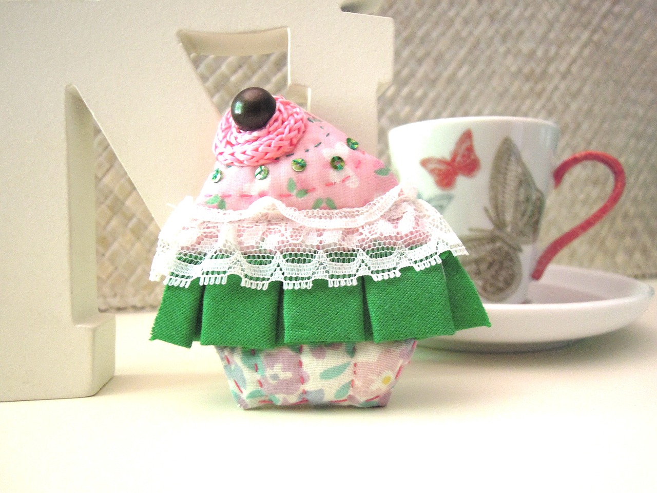 small cake, brooch, cloth, sewing, crafts, tiptoe, buttons, lace